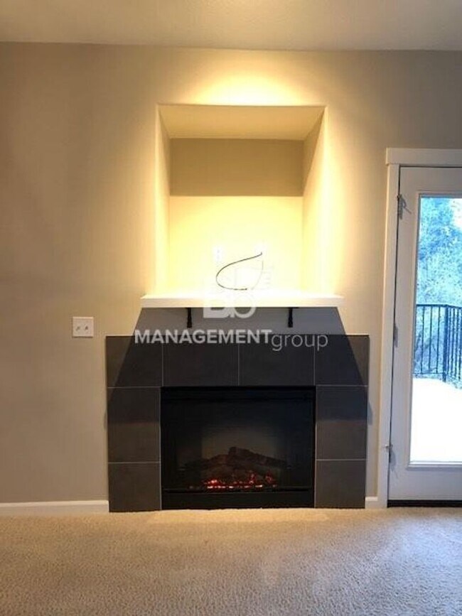 Building Photo - Light & Bright Timberland Condo in NW Portland MUST SEE!!! Garage Included