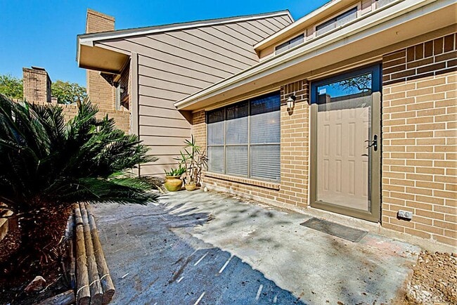 Building Photo - 13830 Hollowgreen Dr