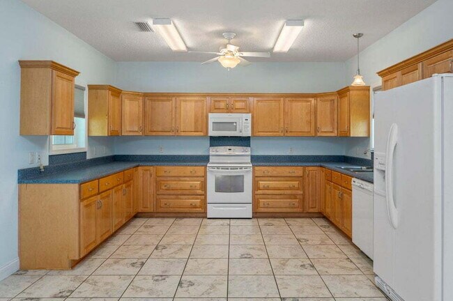Building Photo - A spacious four bedroom, two and a half bathroom home located in the heart of the DeFuniak Spring...