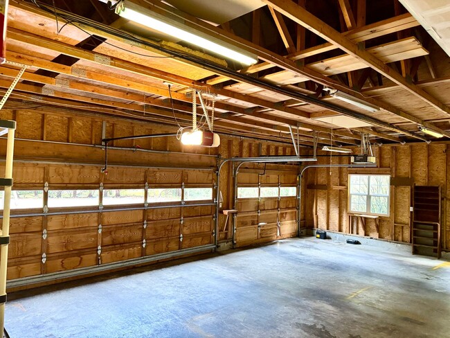 Building Photo - Expansive Bainbridge Island home and prope...