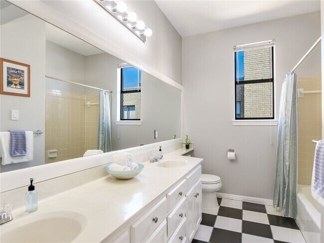 Building Photo - 611 E 45th St