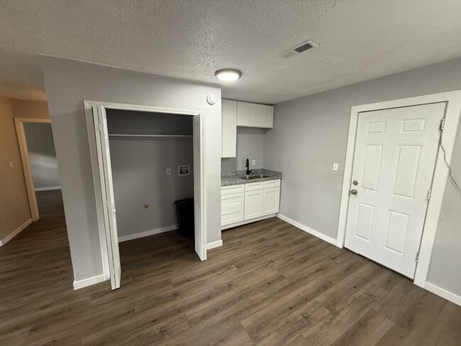 Building Photo - 1021 Mount St