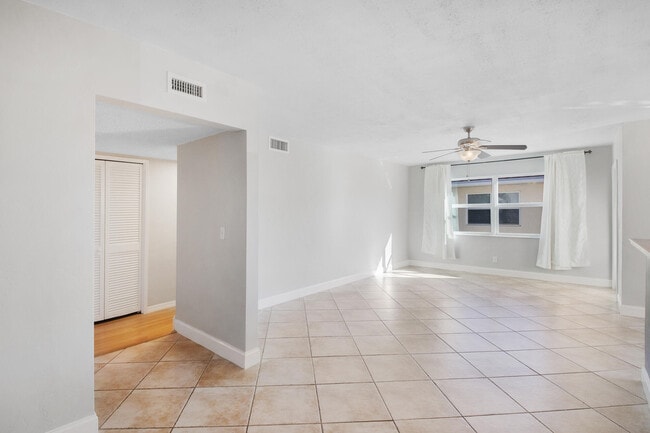 Building Photo - 2591 NE 55th Ct