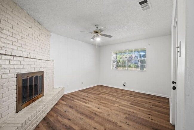 Building Photo - Charming 3-Bedroom Home with Garden Oasis