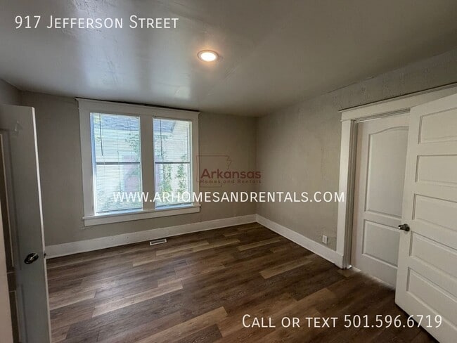 Building Photo - 917 Jefferson St
