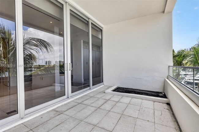 Building Photo - 3750 Yacht Club Dr