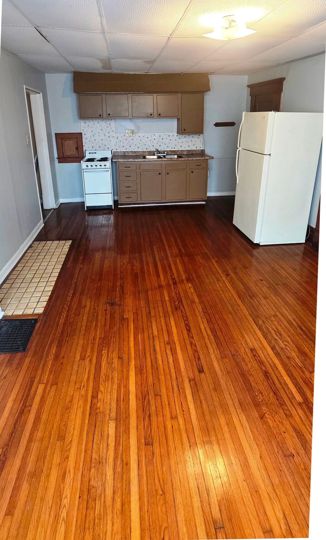 Kitchen - 2588 East Ave