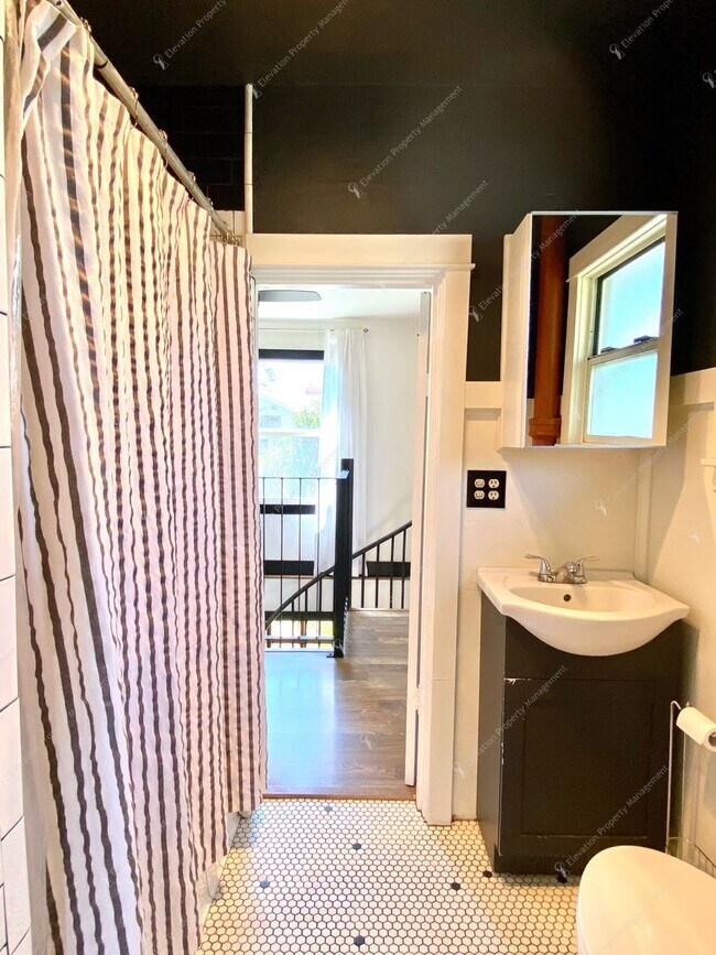 Building Photo - Unfurnished - Charming 3-Bedroom Home in D...