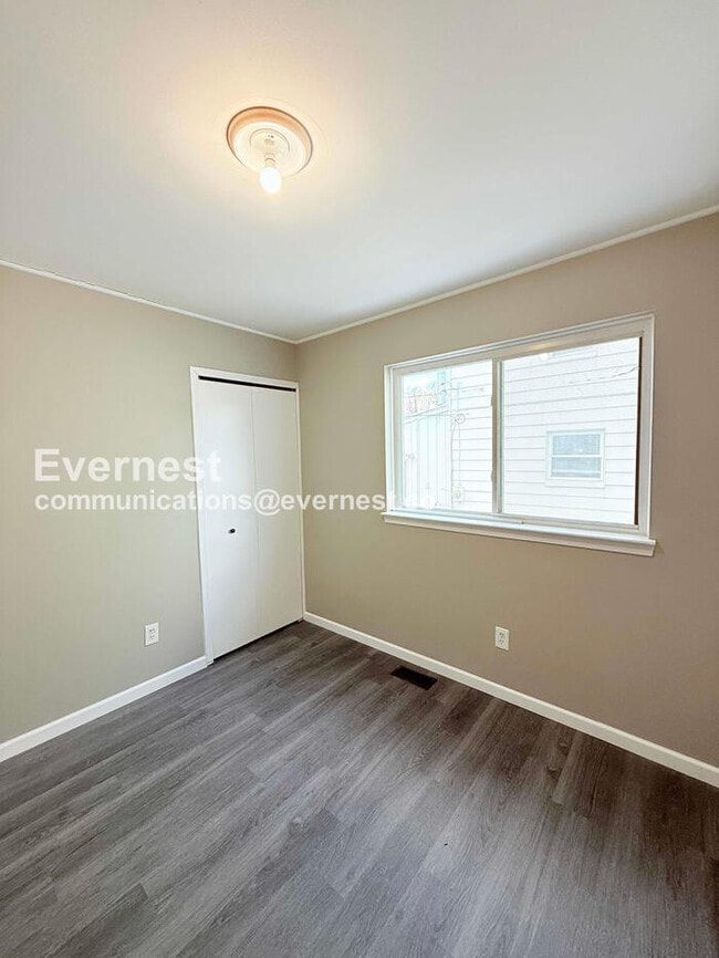 Building Photo - 3 Bed/1 Bath Home with Modern Amenities / Pet-Friendly / Vouchers Accepted / Available Now!