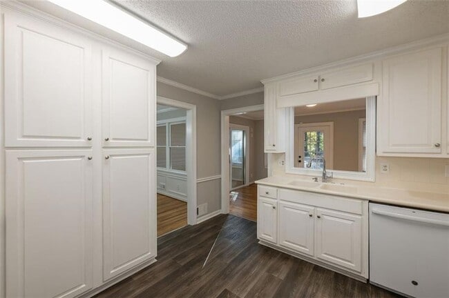 Building Photo - 4648 Calumet Cir NW