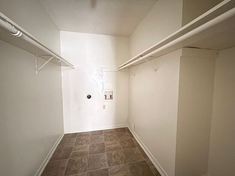 Building Photo - 4308 Lake Rd