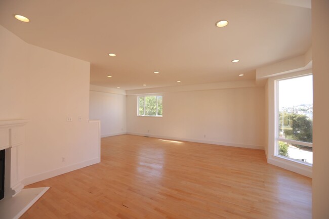 Building Photo - Bayview: Modern Townhome 4 bedroom 2 1/2 B...