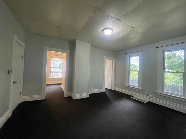 Building Photo - Charming Two-Bedroom Home Awaits!