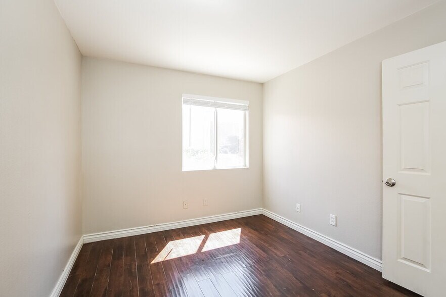 Building Photo - 4565 Savin Cir