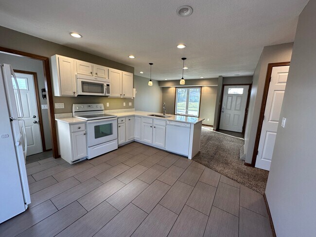 Eat in kitchen with under cabinet lighting and appliances - 1226 Cherry Pky