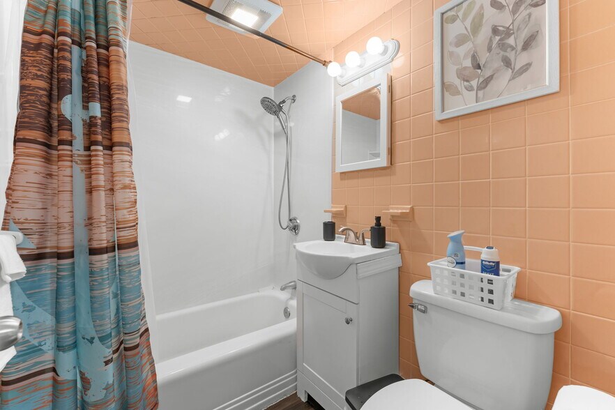 Building Photo - 44 Woodlawn Ave