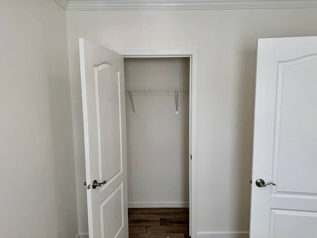 Building Photo - 887 E Colonial Cir