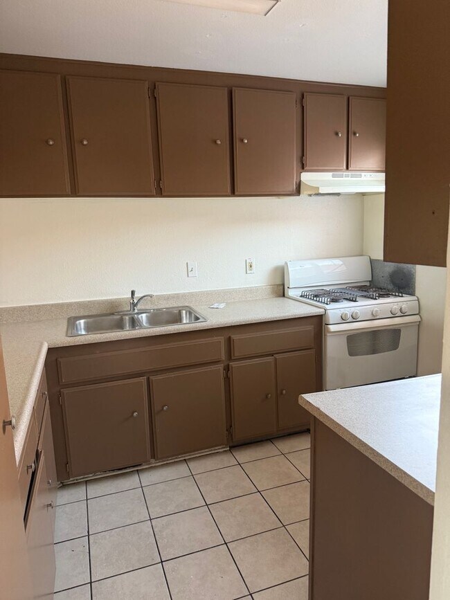 Building Photo - Spacious 2 Bedroom 2.5 Bath Condo on 5th S...