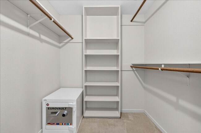 Building Photo - 5305 Greenbriar Dr