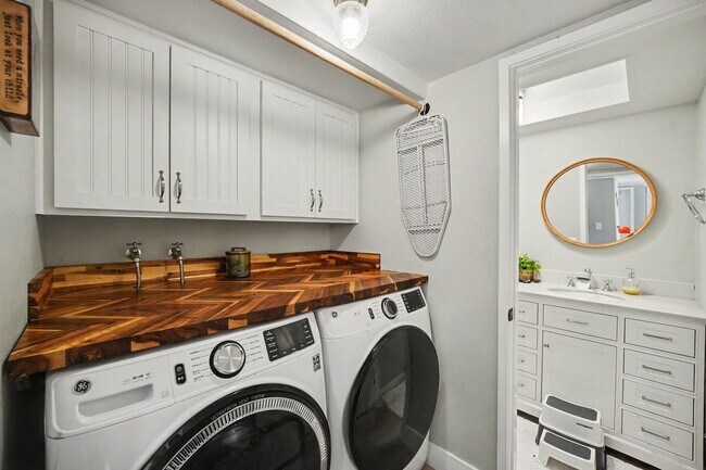 Building Photo - Modern 3-Bedroom Townhome Featuring an Updated Kitchen and Spacious Primary Suite