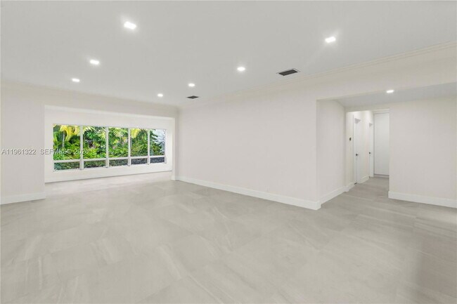 Building Photo - 1261 NE 98th St