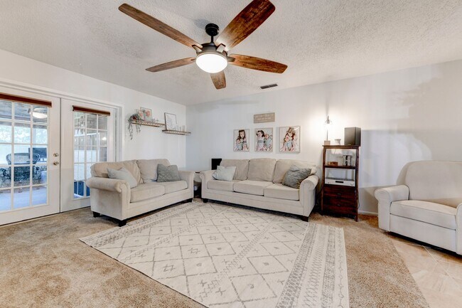 Building Photo - 303 Manning Dr