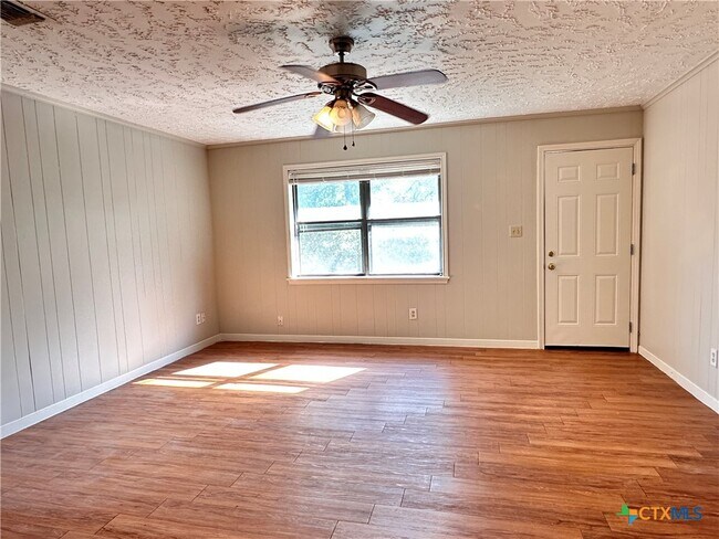 Building Photo - 906 N LBJ Dr