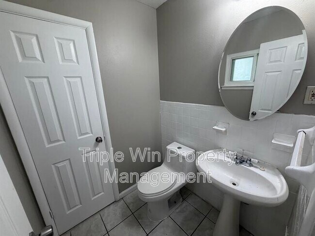 Building Photo - 714 Undercliff Dr