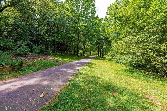 Building Photo - 910 McLendon Dr