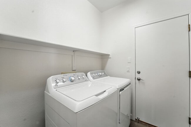 Building Photo - Fully Remodeled 2BR + Den in Trilogy at Po...