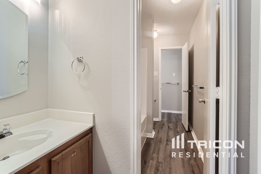 Building Photo - 5421 Pandale Valley Dr