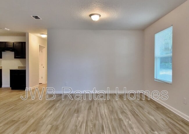 Building Photo - 704 E 56th St