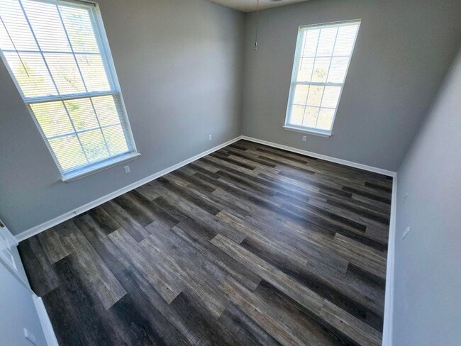 Building Photo - NEW LISTING: Stunning 3 Bed, 2 Bath Condo in Burlington!