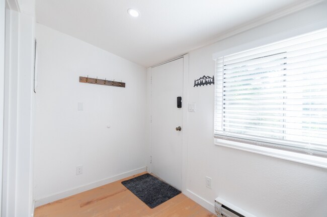 Building Photo - 600 E 8th St