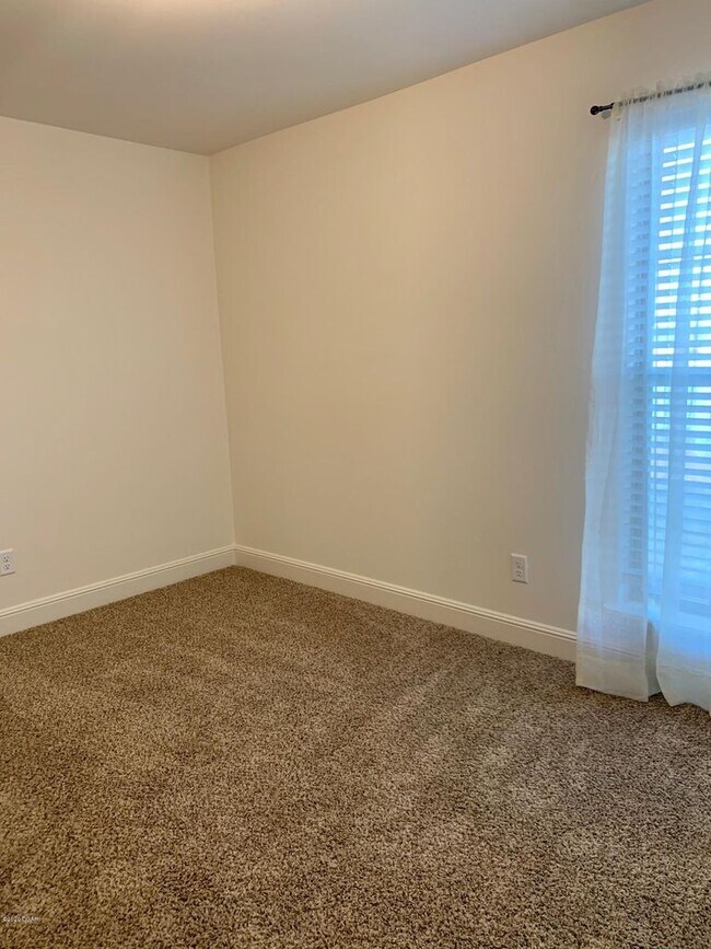 Building Photo - 4340 E 23rd St