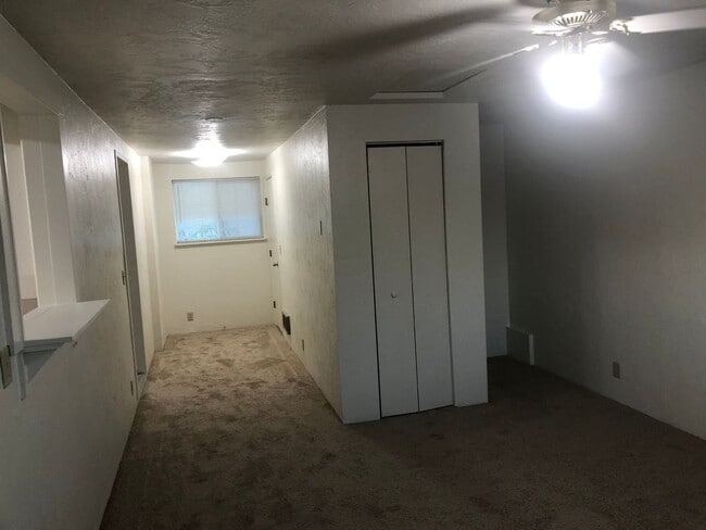 Building Photo - Large upstairs 2 bedroom apartment!