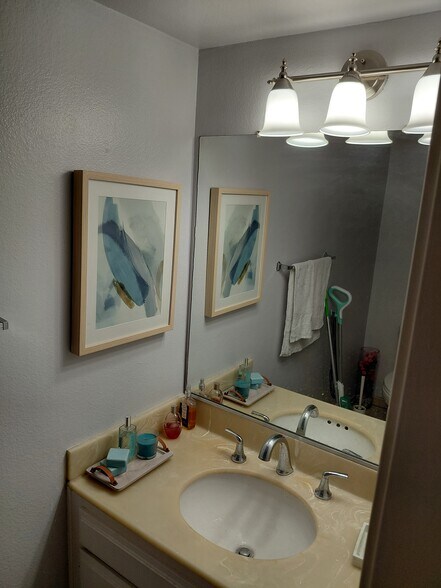 Building Photo - 9325 Sunland Park Dr