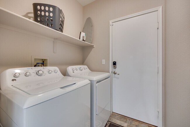 Building Photo - Charming Single-Story Home Near Silverado ...