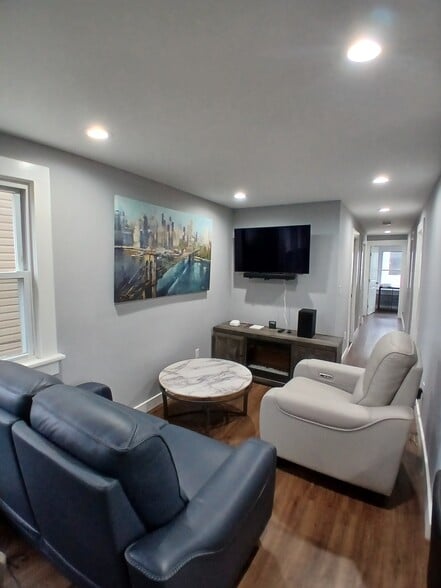 Living Room - 17 Thomas St