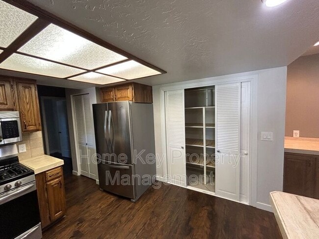 Building Photo - 3165 Crestview Dr