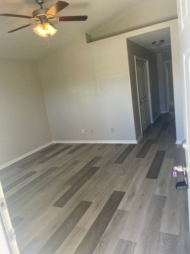 Building Photo - Newly Remodeled Townhome is St. George!