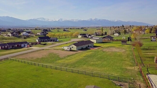Building Photo - Beautiful 4 bed 2 bath on 1.37 acres in Co...