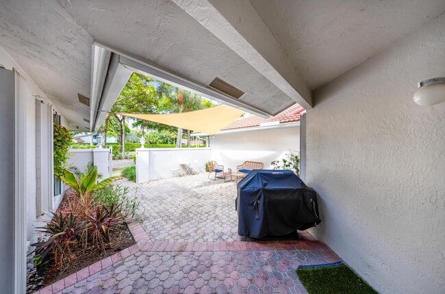 Building Photo - 4117 W Palm Aire Dr