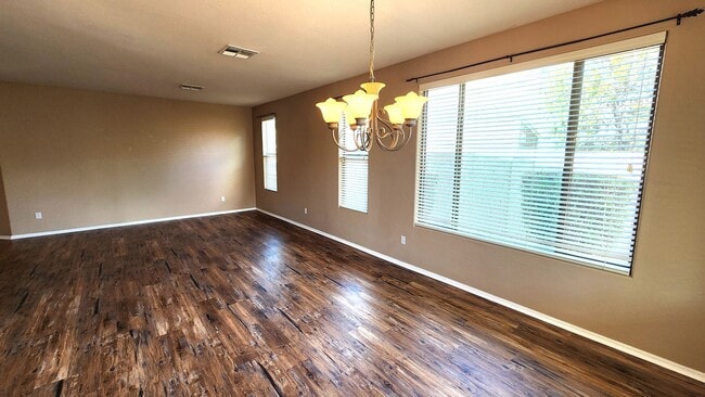Building Photo - 4 Bedroom Home in the Sun Grooves Communit...