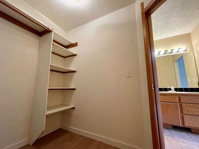 Building Photo - STUNNING SOUTH HILL HOME
