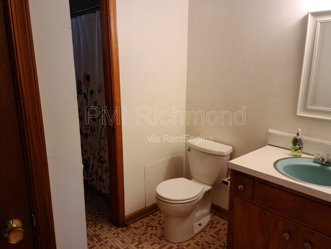 Building Photo - 8010 Sycamore Ln