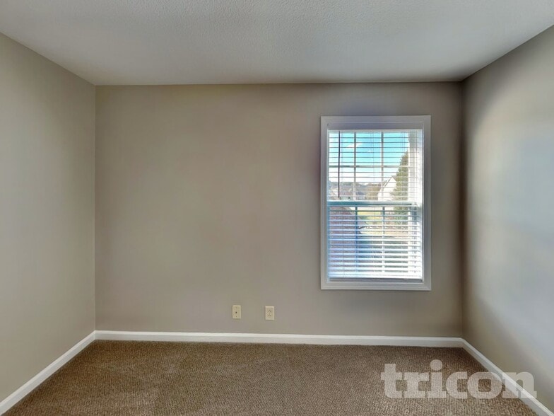 Building Photo - 935 Willow Circle