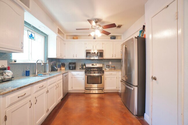 Building Photo - 4600 Pelham Dr