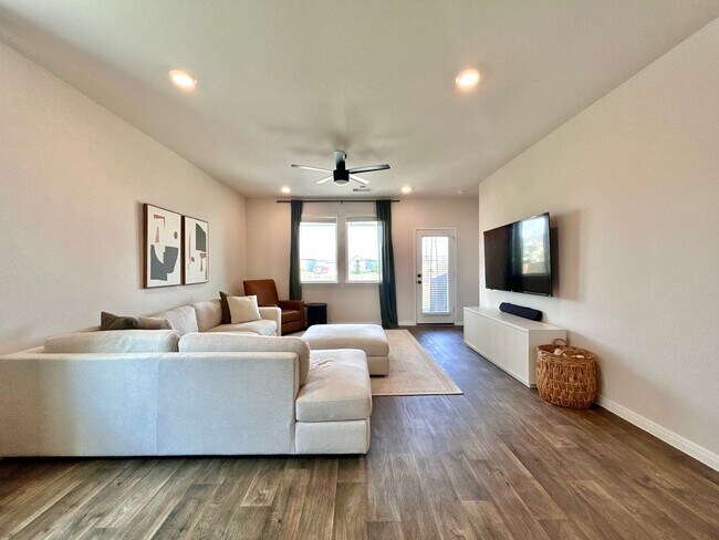 Building Photo - 401 Town Lk Bnd