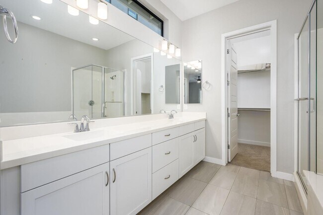 Building Photo - 824 E Monte Wy